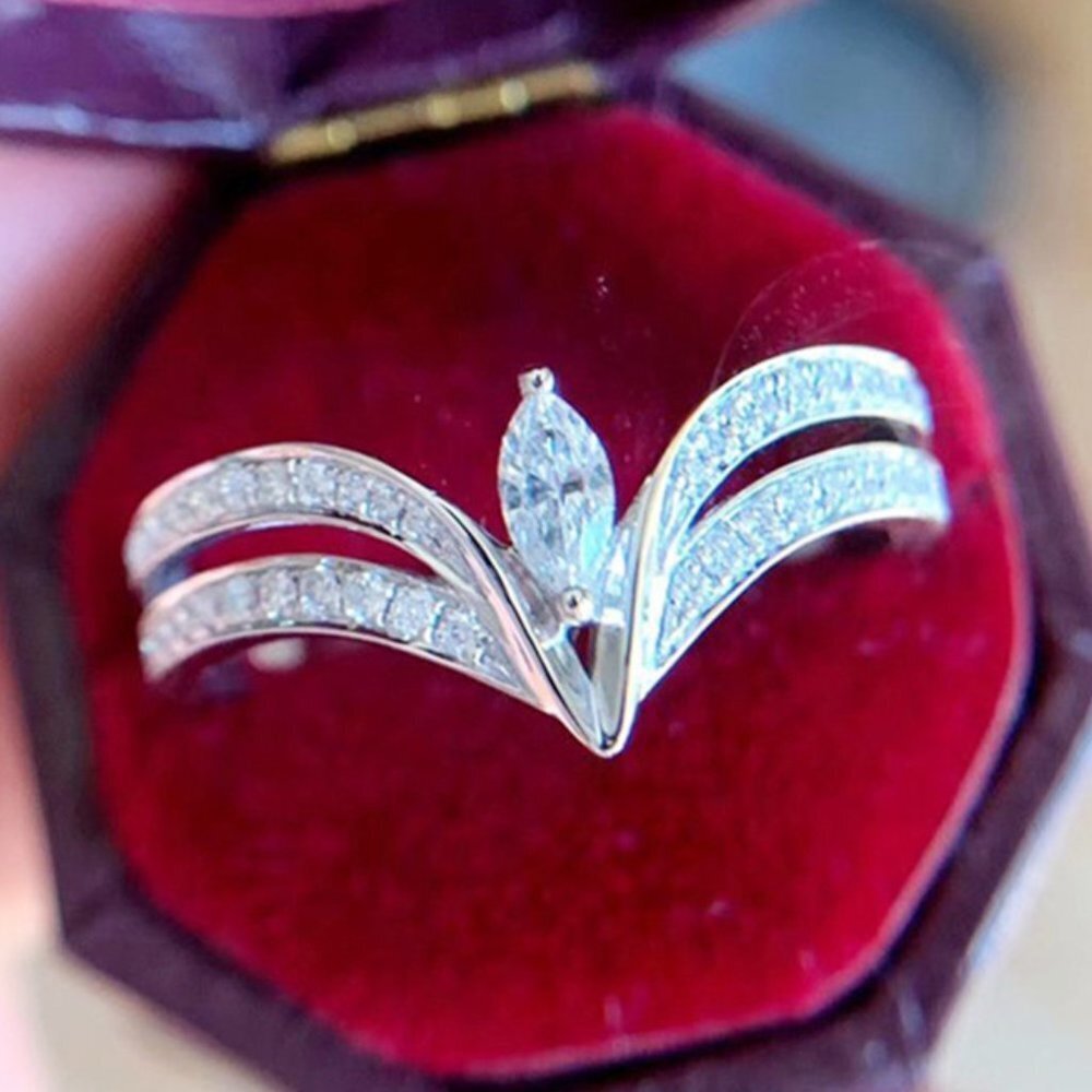 🎁 Unique Style Silver Plated V Shaped Crown Ring for Women, HA4606-6